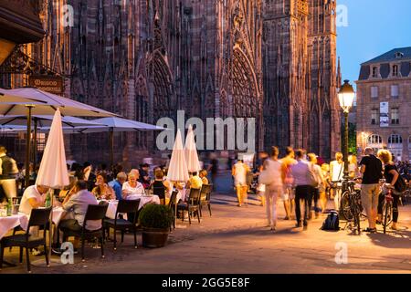 FRANCE. BAS-RHIN (67). STRASBOURG. CATHÉDRALE NOTRE-DAME. RESTAURANTS ET TERRASSES, PLACE DE LA CATHÉDRALE Banque D'Images