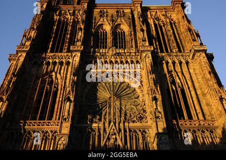FRANCE. BAS-RHIN (67). STRASBOURG. CATHÉDRALE NOTRE-DAME. FAÇADE OUEST Banque D'Images