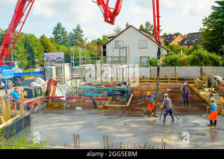 Verser le béton avec la pompe. Projet de construction d'appartements à Riehen, Bâle, Suisse. Banque D'Images