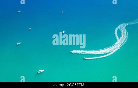 Sports nautiques en bord de mer. Bateau rapide avec glissière laissant la piste blanche. Un paysage marin minimaliste Banque D'Images