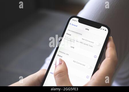 Main tenant le téléphone mobile avec le paramètre VPN sur la vue rapprochée de l'écran Banque D'Images