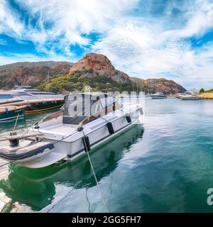 Vue magnifique sur le port et la baie de Poltu Quatu avec des yachts de luxe sur la Costa Smeralda. Destination de voyage populaire de la mer Méditerranée. Emplacement: Poltu Quatu Banque D'Images