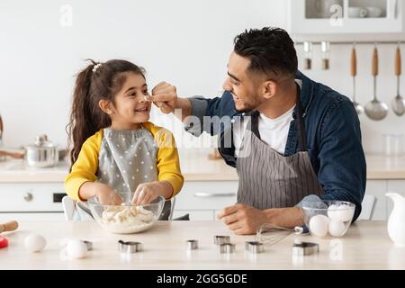 Papa de famille arabe et petite fille qui cuisinez dans la cuisine et s'amuser Banque D'Images