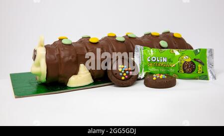 M&S Colin The Caterpillar Cake and Button biscuits Banque D'Images