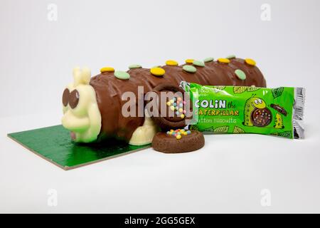 M&S Colin The Caterpillar Cake and Button biscuits Banque D'Images