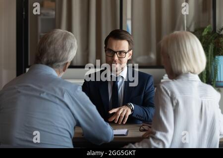 Vue arrière homme d'affaires Manager en lunettes consultant couple mature Banque D'Images