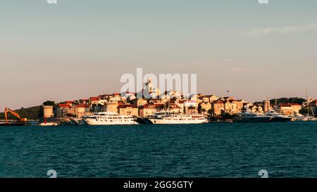 Vue sur la ville de Korcula sur l'île de Korcula avec ancienne forteresse, Croatie, Adriatique. Banque D'Images