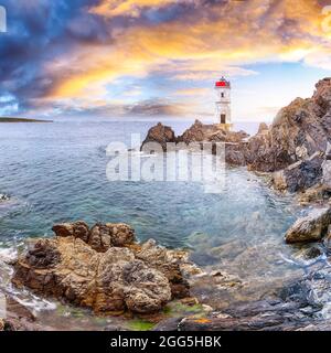 Vue imprenable sur le lever du soleil au-dessus du phare de Capo Ferro. Destination de voyage populaire de la mer Méditerranée. Lieu: Porto Cervo, province de Sassari, Banque D'Images