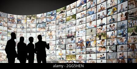 Concept de radiodiffusion. Mur numérique avec différentes chaînes et personnes Banque D'Images