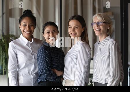 Portrait en tête de divers employés souriants de collègues au bureau Banque D'Images