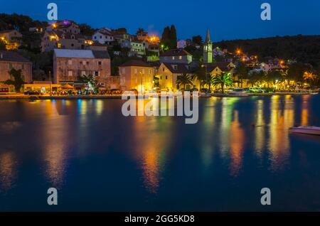 Village pittoresque de Splitska la nuit. Splitska est situé sur la côte nord de l'île de Brac en Croatie Banque D'Images