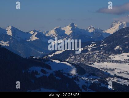 Village de Leysin en hiver, vue depuis Isenau. Banque D'Images