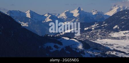 Village de Leysin en hiver. Vue depuis Isenau. Banque D'Images