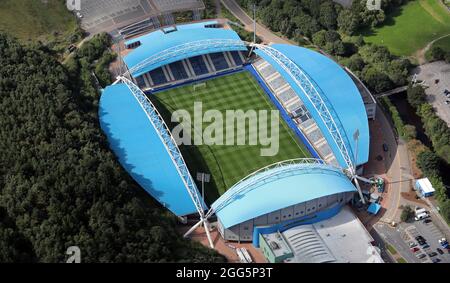 Vue aérienne du stade John Smith à Huddersfield, stade du Huddersfield Town FC (avec terrain de football) Banque D'Images