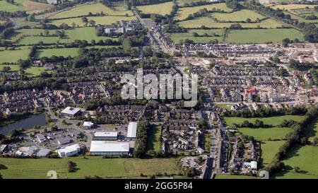 Vue aérienne de Barrow près de Clitheroe, Lancashire, avec le Barrow Brook Trade Park en premier plan avant gauche Banque D'Images