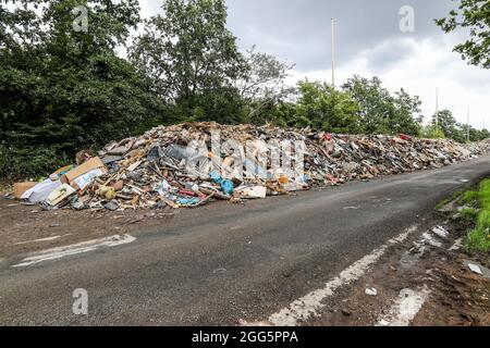 Un bras d'une autoroute désusée près de Liège recueille des montagnes de déchets des inondations de la mi-juillet. Les montagnes de déchets s'accumulent de manière disproportionnée dans toutes les vallées touchées par les inondations centenaires des 14 et 15 juillet 2021 dans la région de Liège, Belgique, le 28 août 2021. Photo de Philippe Bourguet/BePress/ABACAPRESS.COM Banque D'Images