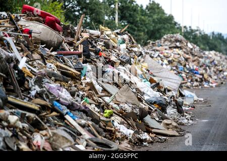 Un bras d'une autoroute désusée près de Liège recueille des montagnes de déchets des inondations de la mi-juillet. Les montagnes de déchets s'accumulent de manière disproportionnée dans toutes les vallées touchées par les inondations centenaires des 14 et 15 juillet 2021 dans la région de Liège, Belgique, le 28 août 2021. Photo de Philippe Bourguet/BePress/ABACAPRESS.COM Banque D'Images