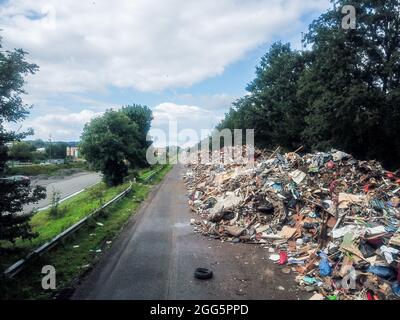 Un bras d'une autoroute désusée près de Liège recueille des montagnes de déchets des inondations de la mi-juillet. Les montagnes de déchets s'accumulent de manière disproportionnée dans toutes les vallées touchées par les inondations centenaires des 14 et 15 juillet 2021 dans la région de Liège, Belgique, le 28 août 2021. Photo de Philippe Bourguet/BePress/ABACAPRESS.COM Banque D'Images