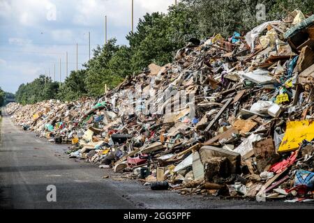 Un bras d'une autoroute désusée près de Liège recueille des montagnes de déchets des inondations de la mi-juillet. Les montagnes de déchets s'accumulent de manière disproportionnée dans toutes les vallées touchées par les inondations centenaires des 14 et 15 juillet 2021 dans la région de Liège, Belgique, le 28 août 2021. Photo de Philippe Bourguet/BePress/ABACAPRESS.COM Banque D'Images