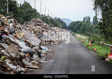 Un bras d'une autoroute désusée près de Liège recueille des montagnes de déchets des inondations de la mi-juillet. Les montagnes de déchets s'accumulent de manière disproportionnée dans toutes les vallées touchées par les inondations centenaires des 14 et 15 juillet 2021 dans la région de Liège, Belgique, le 28 août 2021. Photo de Philippe Bourguet/BePress/ABACAPRESS.COM Banque D'Images