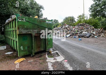 Un bras d'une autoroute désusée près de Liège recueille des montagnes de déchets des inondations de la mi-juillet. Les montagnes de déchets s'accumulent de manière disproportionnée dans toutes les vallées touchées par les inondations centenaires des 14 et 15 juillet 2021 dans la région de Liège, Belgique, le 28 août 2021. Photo de Philippe Bourguet/BePress/ABACAPRESS.COM Banque D'Images