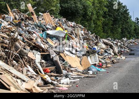 Un bras d'une autoroute désusée près de Liège recueille des montagnes de déchets des inondations de la mi-juillet. Les montagnes de déchets s'accumulent de manière disproportionnée dans toutes les vallées touchées par les inondations centenaires des 14 et 15 juillet 2021 dans la région de Liège, Belgique, le 28 août 2021. Photo de Philippe Bourguet/BePress/ABACAPRESS.COM Banque D'Images