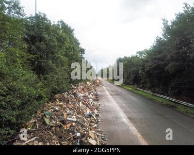 Un bras d'une autoroute désusée près de Liège recueille des montagnes de déchets des inondations de la mi-juillet. Les montagnes de déchets s'accumulent de manière disproportionnée dans toutes les vallées touchées par les inondations centenaires des 14 et 15 juillet 2021 dans la région de Liège, Belgique, le 28 août 2021. Photo de Philippe Bourguet/BePress/ABACAPRESS.COM Banque D'Images