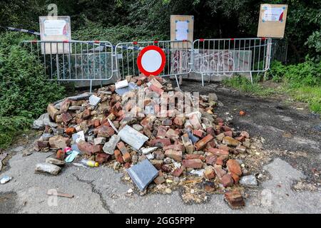 Un bras d'une autoroute désusée près de Liège recueille des montagnes de déchets des inondations de la mi-juillet. Les montagnes de déchets s'accumulent de manière disproportionnée dans toutes les vallées touchées par les inondations centenaires des 14 et 15 juillet 2021 dans la région de Liège, Belgique, le 28 août 2021. Photo de Philippe Bourguet/BePress/ABACAPRESS.COM Banque D'Images