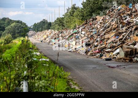 Un bras d'une autoroute désusée près de Liège recueille des montagnes de déchets des inondations de la mi-juillet. Les montagnes de déchets s'accumulent de manière disproportionnée dans toutes les vallées touchées par les inondations centenaires des 14 et 15 juillet 2021 dans la région de Liège, Belgique, le 28 août 2021. Photo de Philippe Bourguet/BePress/ABACAPRESS.COM Banque D'Images