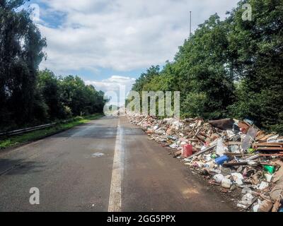 Un bras d'une autoroute désusée près de Liège recueille des montagnes de déchets des inondations de la mi-juillet. Les montagnes de déchets s'accumulent de manière disproportionnée dans toutes les vallées touchées par les inondations centenaires des 14 et 15 juillet 2021 dans la région de Liège, Belgique, le 28 août 2021. Photo de Philippe Bourguet/BePress/ABACAPRESS.COM Banque D'Images