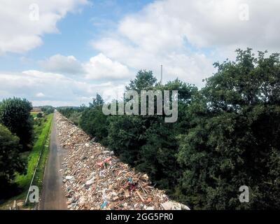 Un bras d'une autoroute désusée près de Liège recueille des montagnes de déchets des inondations de la mi-juillet. Les montagnes de déchets s'accumulent de manière disproportionnée dans toutes les vallées touchées par les inondations centenaires des 14 et 15 juillet 2021 dans la région de Liège, Belgique, le 28 août 2021. Photo de Philippe Bourguet/BePress/ABACAPRESS.COM Banque D'Images