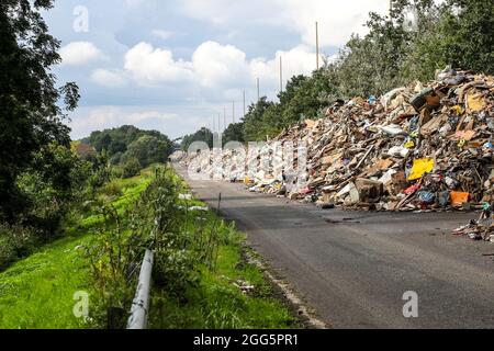 Un bras d'une autoroute désusée près de Liège recueille des montagnes de déchets des inondations de la mi-juillet. Les montagnes de déchets s'accumulent de manière disproportionnée dans toutes les vallées touchées par les inondations centenaires des 14 et 15 juillet 2021 dans la région de Liège, Belgique, le 28 août 2021. Photo de Philippe Bourguet/BePress/ABACAPRESS.COM Banque D'Images