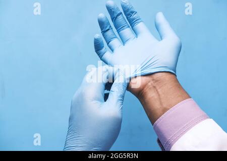 le médecin porte des gants médicaux en latex, en gros plan Banque D'Images