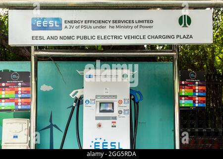Vue rapprochée des points de charge des véhicules électriques, station de charge EV dans le centre de Delhi. Banque D'Images