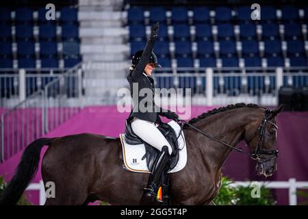 Jockey paralympique Manon Claeys photographié en action pendant la deuxième journée de la compétition de l'équipe équestre avec George (Grade V) et Claeys (Grade IV) Banque D'Images