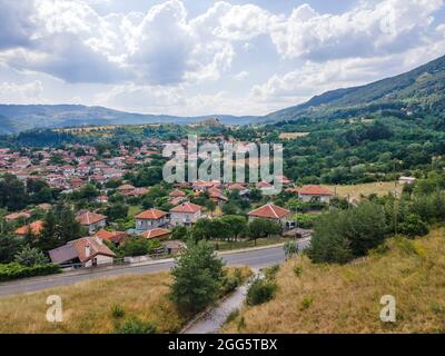 Vue aérienne de la ville historique de Klisura, région de Plovdiv, Bulgarie Banque D'Images