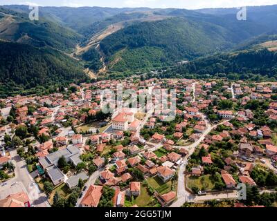 Vue aérienne de la ville historique de Klisura, région de Plovdiv, Bulgarie Banque D'Images