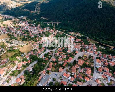 Vue aérienne de la ville historique de Klisura, région de Plovdiv, Bulgarie Banque D'Images