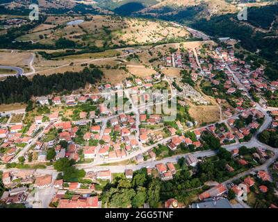 Vue aérienne de la ville historique de Klisura, région de Plovdiv, Bulgarie Banque D'Images