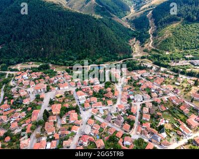 Vue aérienne de la ville historique de Klisura, région de Plovdiv, Bulgarie Banque D'Images