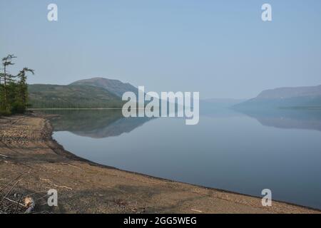 Plateau de Putorana. Brouillard sur un lac de montagne. Paysage aquatique dans une brume brumeuse. Banque D'Images