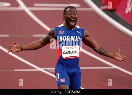 Le Salum Ageze de Norvège Kashafali célèbre la victoire de la finale hommes 100m - T12 dans un temps record du monde pendant les Athlétiques au stade olympique le cinquième jour des Jeux paralympiques de Tokyo 2020 au Japon. Date de la photo: Dimanche 29 août 2021. Banque D'Images