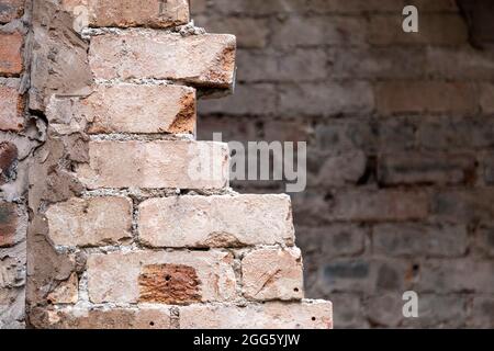 Mur de briques partiellement enlevé lors de la rénovation d'une ancienne maison en briques Banque D'Images