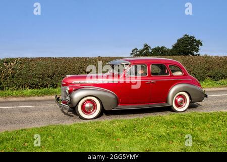 1940 40s années quarante, berline Chevrolet spéciale Chevrolet 3800cc essence 4dr rouge en route vers le spectacle de voiture classique du Capesthorne Hall d'août, Cheshire, Royaume-Uni Banque D'Images