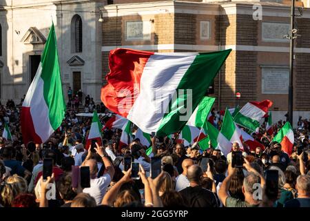 Rome Italie. 28 août 2021. Les gens se sont rassemblés avec le drapeau italien pour participer à une manifestation organisée pour protester contre la carte santé, le green pass, sur la Piazza del Popolo. Crédit: Cosimo Martemucci/Alay Live News Banque D'Images