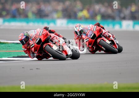 Francesco Bagnaia de l'équipe Ducati Lenovo suivi de Jack Miller de l'équipe Ducati Lenovo lors de la journée de course du Grand Prix MotoGP britannique de Monster Energy à Silverstone, à Towcester. Date de la photo: Dimanche 29 août 2021. Banque D'Images