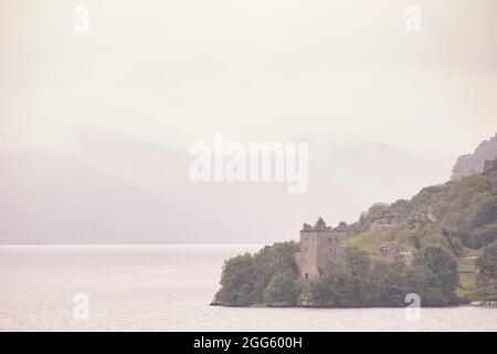 J'adore ce point de vue qui surplombe le château d'Urquhart et la baie sur le Loch Ness, en particulier les jours où le temps n'est pas « bon » car il augmente Banque D'Images