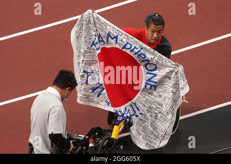 Tokio, Japon. 29 août 2021. Jeux paralympiques : athlétisme, finale de 1 500 m pour hommes, au stade olympique. Tomoki Sato, médaillé d'or du Japon, est heureux de sa victoire. Credit: Marcus Brandt/dpa/Alay Live News Banque D'Images