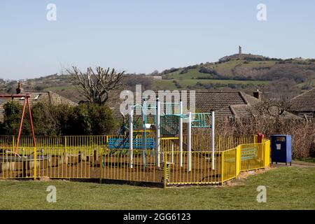 Terrain de jeu (Meltham Road) et Castle Hill vus de Honley Village Banque D'Images