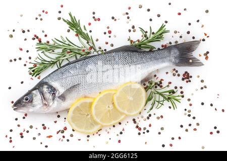 Seabass frais non cuits avec citron et romarin isolés sur fond blanc Banque D'Images